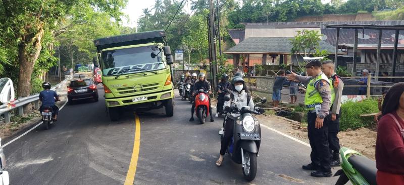 Dua Truk Mogok, Satu Truk Terguling Picu Kemacetan Di Jalur Denpasar ...